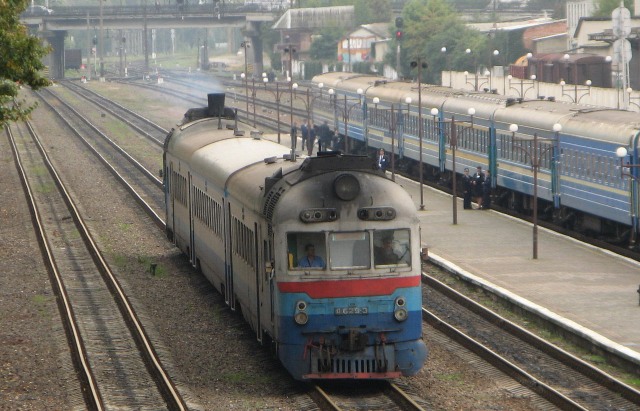 Львівська залізниця змінює графік руху приміських та пасажирських поїздів