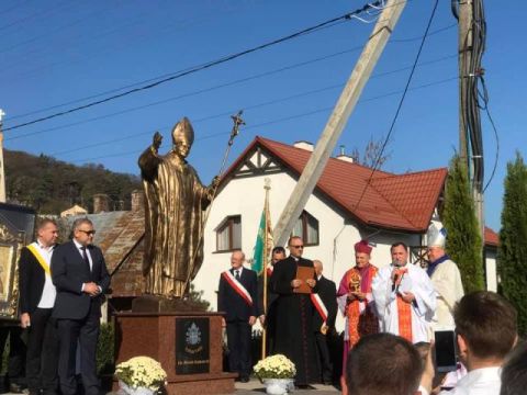 У Винники привезли мощі Папи Івана Павла ІІ