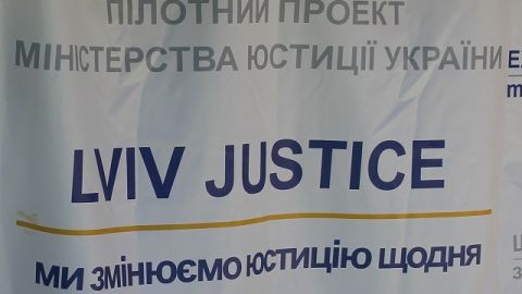 Держслужбовець виконавчої служби Львівщини намагається незаконно забрати у дружини авто