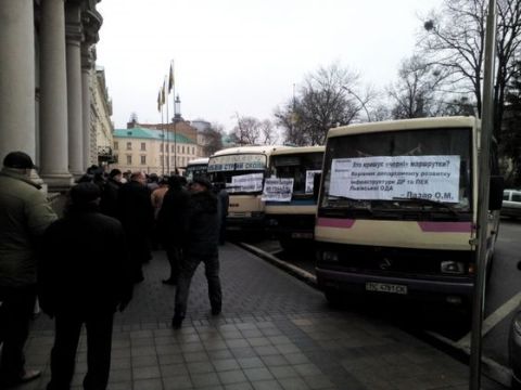 Перевізники пікетували Львівську ОДА через безлад з маршрутами