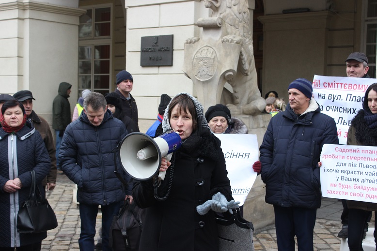 Садового пікетували через тарифи на проїзд та сміттєпереробний завод