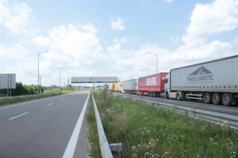 На кордоні з Польщею – черги на 175 вантажівок