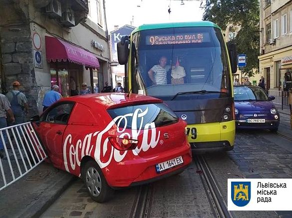 У Львові трамвай потрапив у ДТП