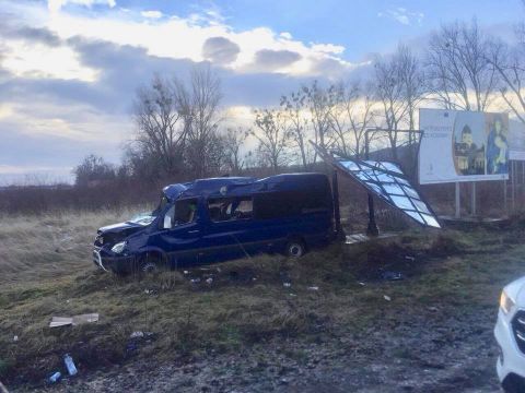 На Жовківщині перекинувся мікроавтобус: постраждали восьмеро людей