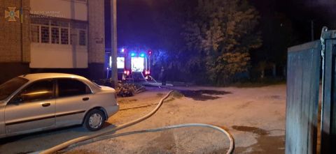 У Львові вогонь знищив гараж та пошкодив автівку