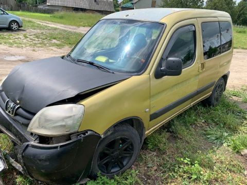 На Яворівщині п'яний водій Peugeot Partner збив двох пішоходів