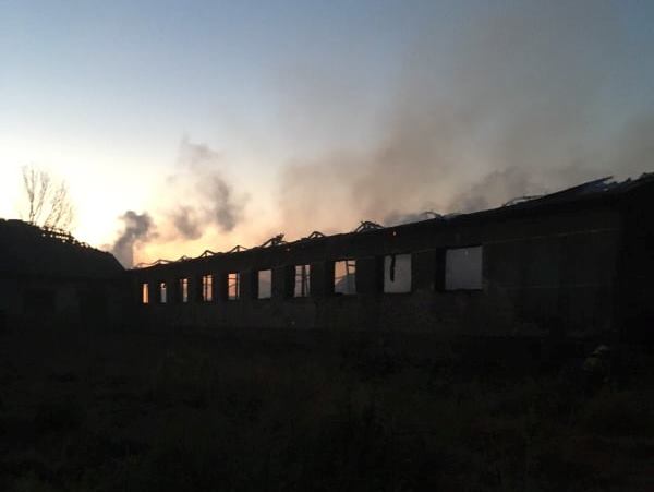 14 рятувальників гасили пожежу у будівлі на Сокальщині