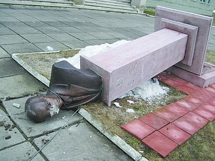 Депутати Львівської облради дорікають міліції у покриванні вандалізму пам'ятників УПА
