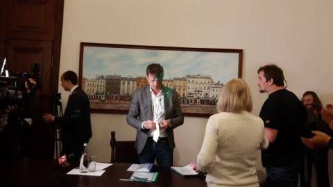 Суд визнав Спринського винним у хуліганстві за обливання фарбою чиновників Львівської мерії
