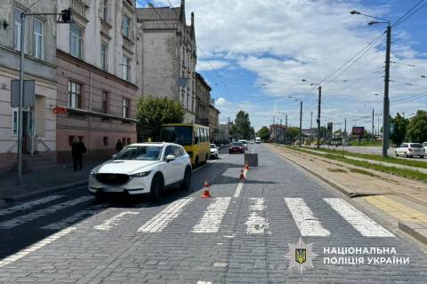 У Львові водій Tesla збив жінку на пішохідному переході 