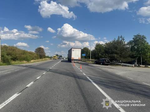 На трасі Київ – Чоп у ДТП з вантажівою постраждали жінка з двома дітьми
