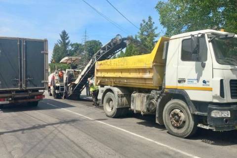 На вулиці Тракт Глинянський триває ремонт дорожнього покриття