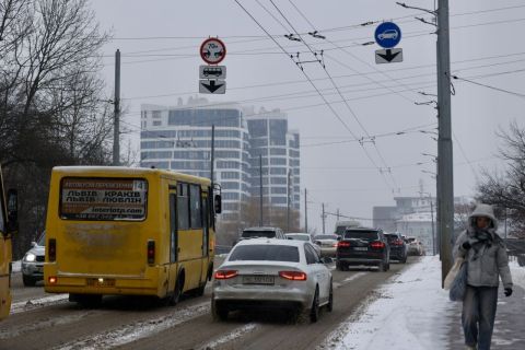 Аварійний міст на Кульпарківській закрили для вантажівок