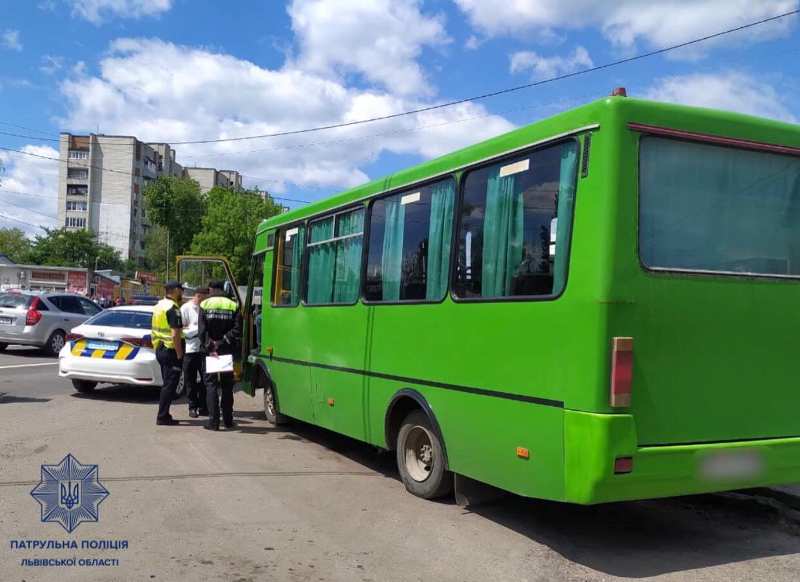 На Львівщині патрульні перевірили технічний стан маршруток