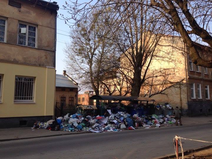 На Сихові збільшується кількість невивезеного сміття