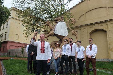 У Львові левів одягнули у вишиванки