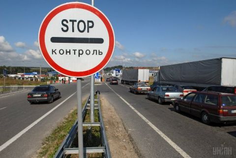 На кордоні з Польщею вилучили більше 300 автівок