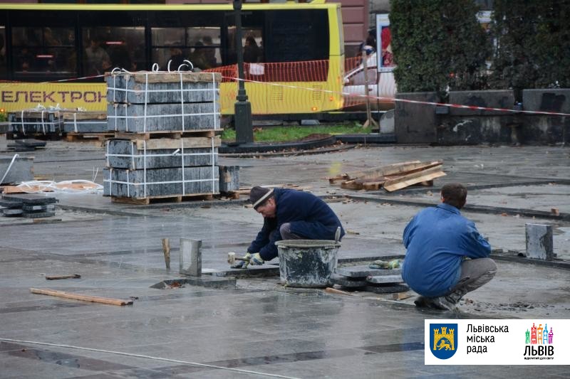 Реконструкцію площі перед пам'ятником Шевченка завершать у грудні