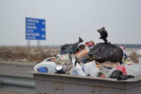 Міжнародна траса біля Рава-Руської третій місяць потопає у смітті з вини районної влади