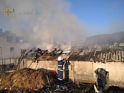 На Золочівщині згоріла будівля з кормами