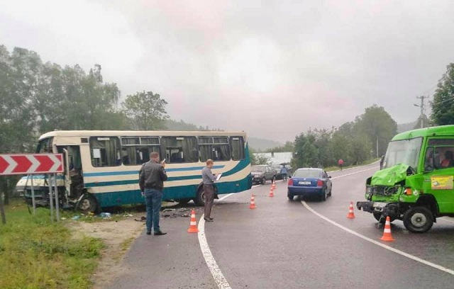 На Львівщині маршрутка з пасажирами зіткнулася з мікроавтобусом