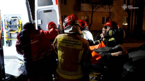У Львові через пожежу у багатоповерхівці чоловік з опіками потрапив до лікарні