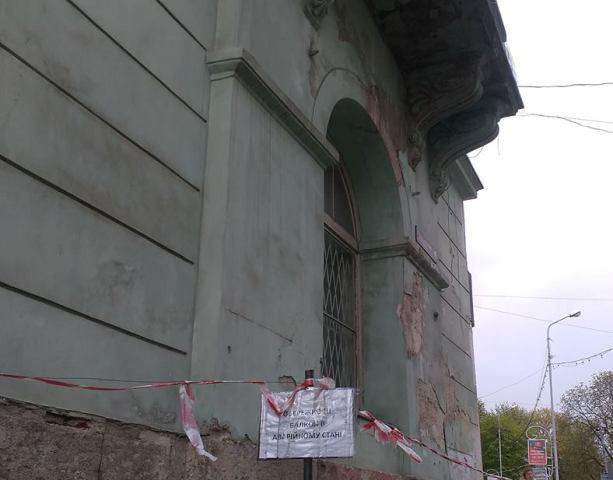 У Львові частина балкону впала на 18-річну дівчину