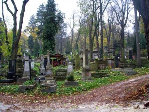 У Брюховичах розширять територію кладовища