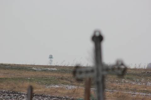 Кордон у Нижанковичах видно з цвинтаря, а центральна вулиця Міцькевича закінчується шлагбаумом. За ним - на голову краща від української польська дорога