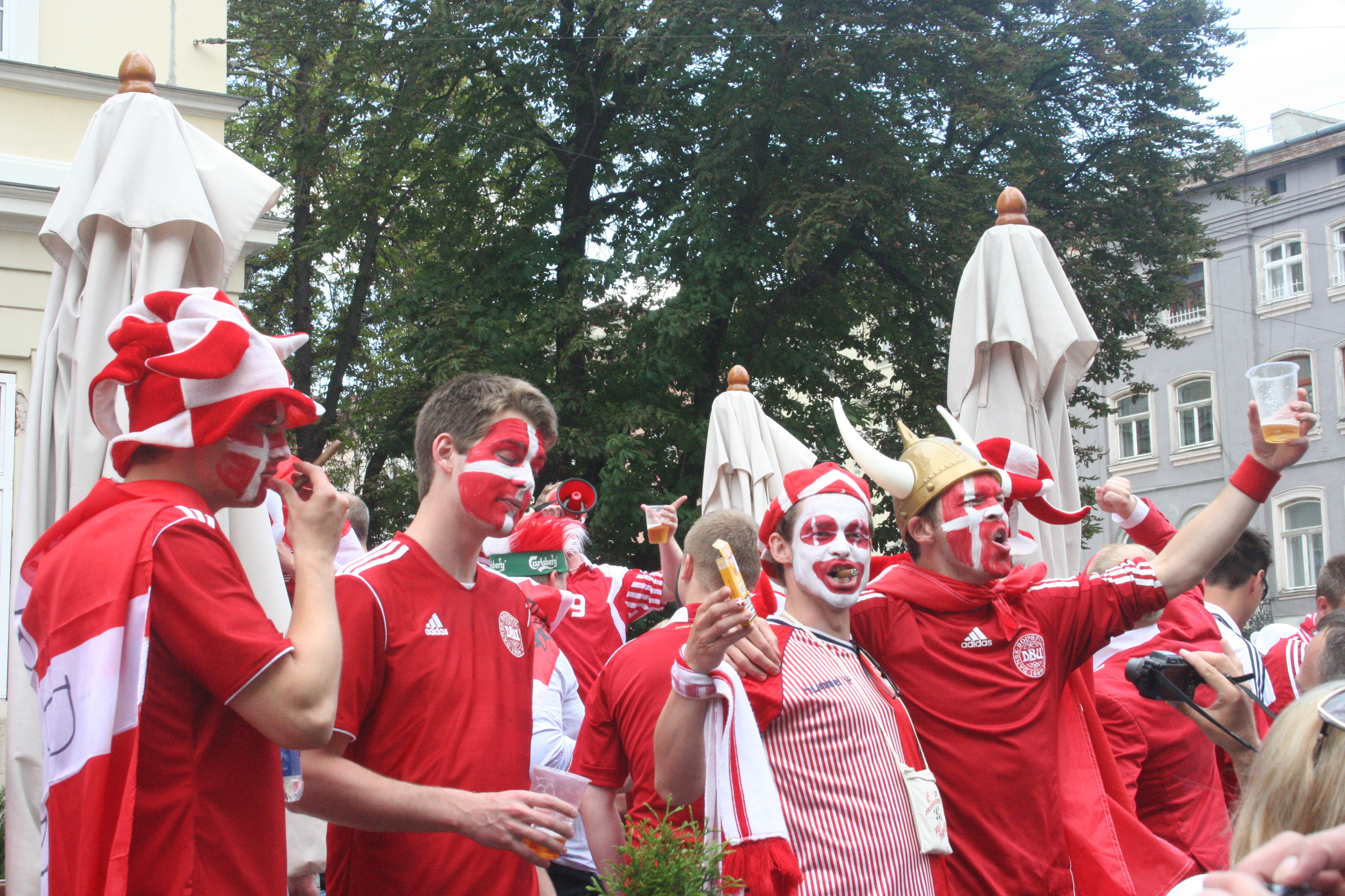 14 людей звернулося за медичною допомогою під час матчу Данія-Португалія у Львові