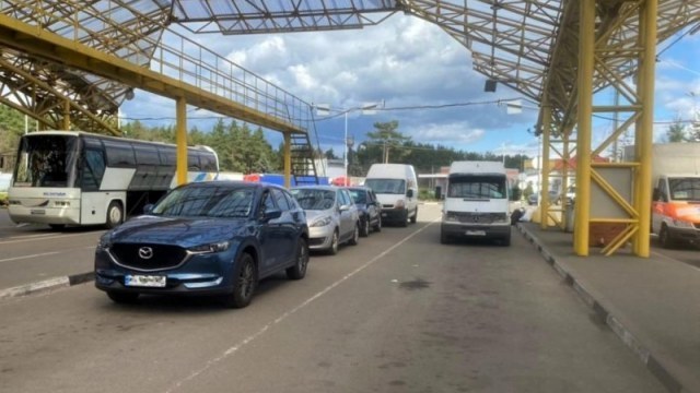 На кордоні з Польщею – черги з 465 авто та 49 автобусів