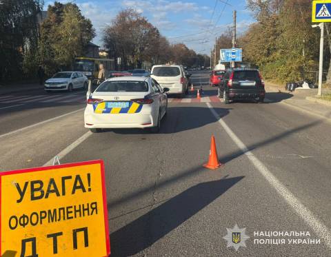 У Львові водій Mercedes-Benz Vito збив дівчину на пішохідному переході