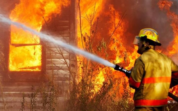 На Золочівщині двоє людей опинилися в заручниках пожежі