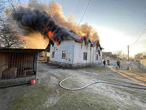 У Червоноградському районі двоє людей отримали опіки через пожежу в будинку