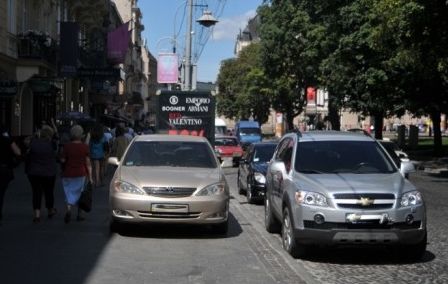 Мешканці Львова скаржаться на жахливий стан тротуарів на проспекті Свободи