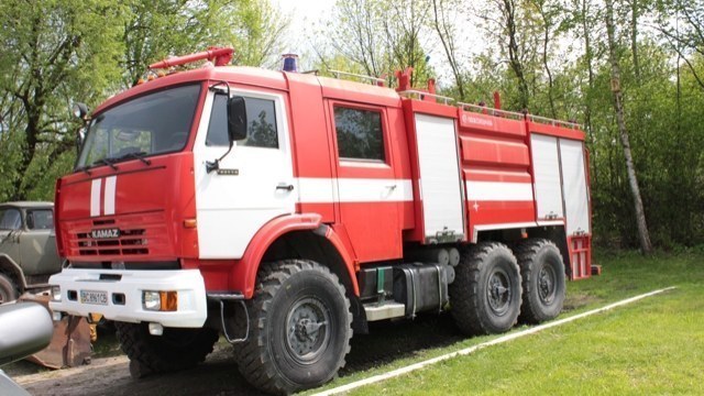 На Жовківщині вогонь мало не знищив Mercedes та ще три автівки