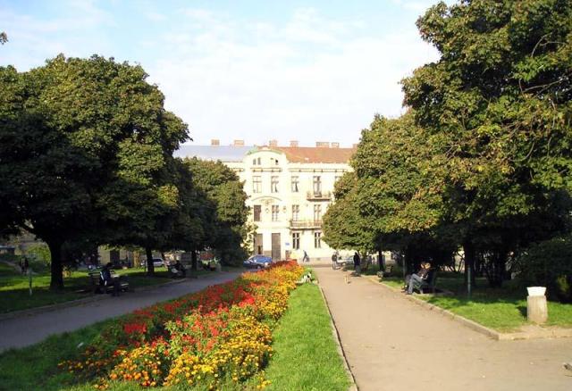 На площі Петрушевича та Скнилові у Львові замінять зовнішнє освітлення