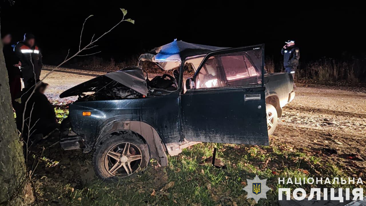 На Львівщині ВАЗ в'їхав у дерево: одна людина загинула, троє постраждали