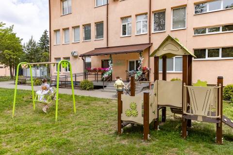 У Львівському перинатальному центрі облаштували дитячий майданчик