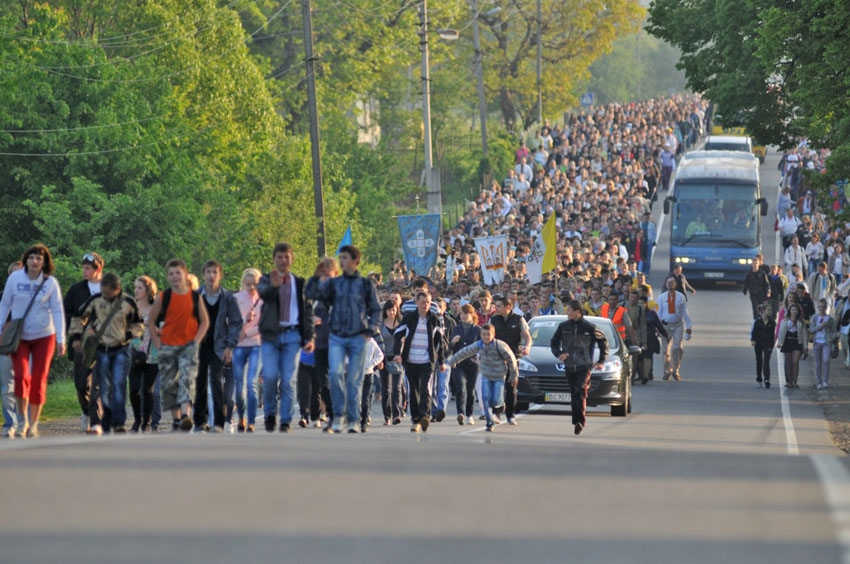На Львівщині понад 15 тис. осіб у вишиванках взяли участь у прощі