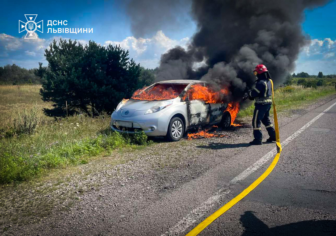 На Яворівщині водій отримав опіки через пожежу в Nissan Leaf