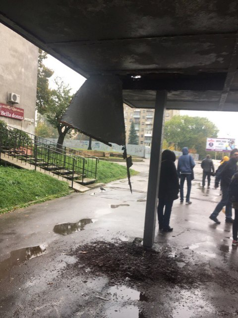 У Львові на зупинці громадського транспорту провалився дах