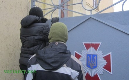 Блокування військової частини на Стрийській поки не припиняють