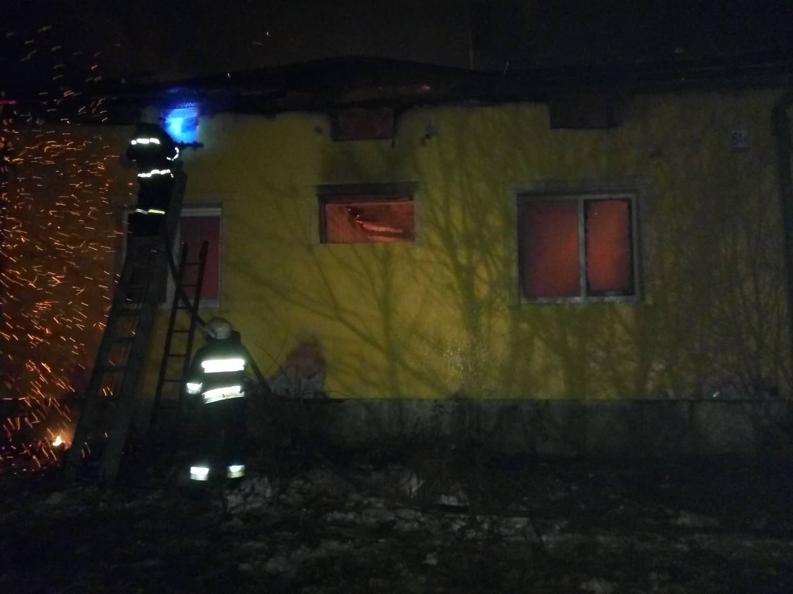 13 рятувальників гасили пожежу у Бориславі