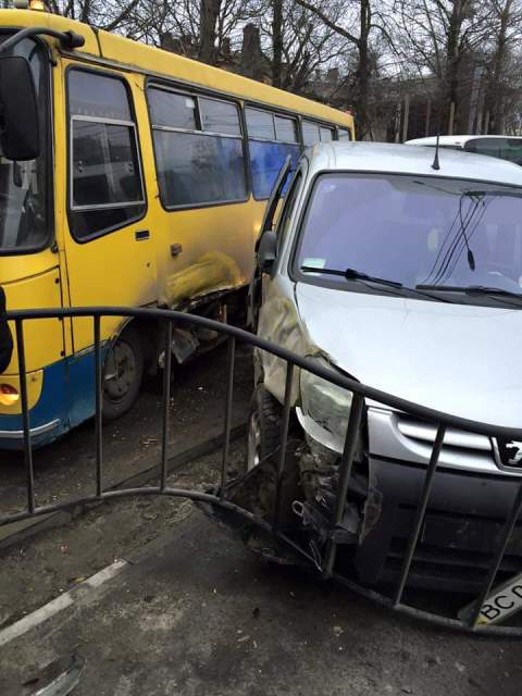 У Львові маршрутка потрапила в аварію