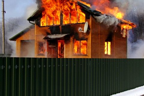 На Львівщині пожежники ліквідували пожежу в дерев’яному житловому будинку