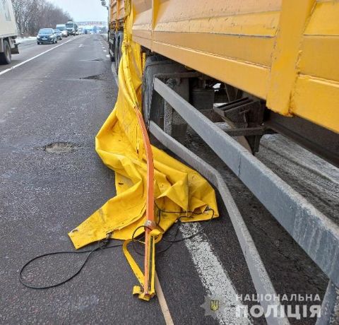 Поблизу Львова під час руху з вантажівки зірвало тент: є постражадала
