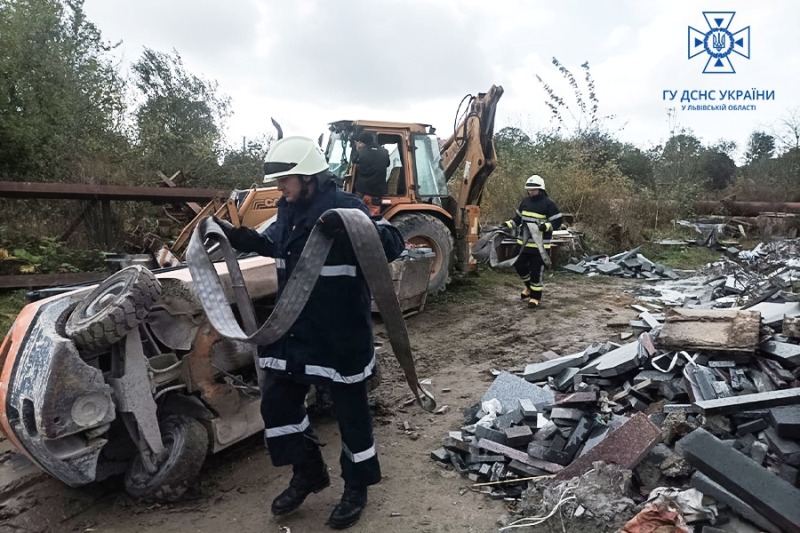 На Львівщині перекинувся автонавантажувач: загинув водій