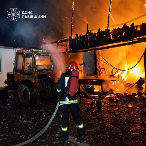 На Дрогобиччині вщент згоріла господарська будівля