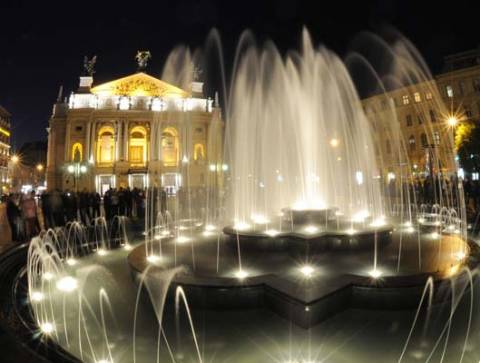 Фонтан біля Оперного театру буде відреставрований до середи